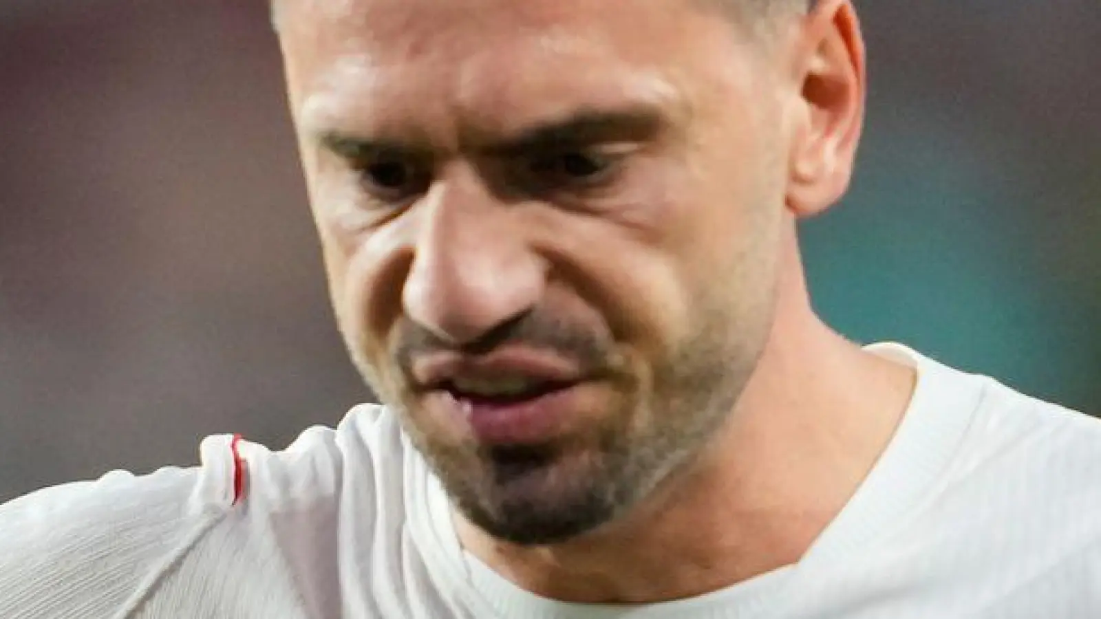 Merih Demiral ärgert sich. (Foto: Eugene Hoshiko/AP/dpa)