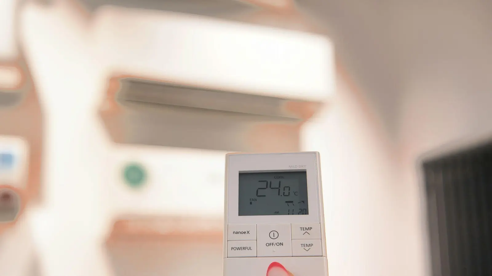  24 Grad: Mithilfe einer Fernbedienung wird die Temperatur einer Klimaanlage im Showroom einer Berliner Firma reguliert. (Foto: Paul Zinken/dpa)