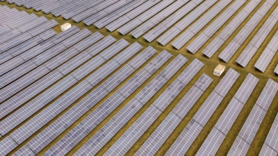 Ein Solarpark der BayWa r.e. in Mecklenburg-Vorpommern am Ostseeflughafen Barth. (Foto: Bernd Wüstneck/dpa)