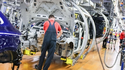 Im verarbeitenden Gewerbe wurden laut der Bundesagentur im vergangenen Jahr 90.000 Stellen abgebaut.  (Foto: Jan Woitas/dpa)