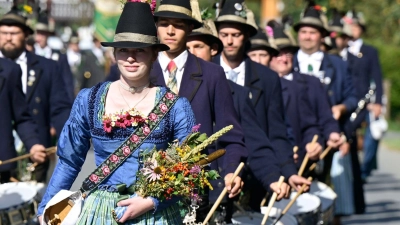 Kräuterbuschen - Sträuße aus zahlreichen Kräutern und Blumen - werden traditionell an Mariä Himmelfahrt gebunden. (Archivbild: Uwe Lein/dpa)