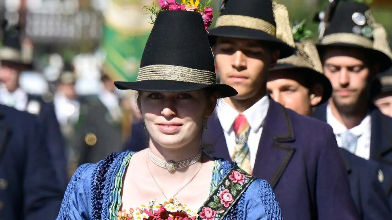Eine Frau trägt an Mariä Himmelfahrt einen aus zahlreichen Kräutern und Blumen gebundenen Strauß. (Archivbild) (Foto: Uwe Lein/dpa)