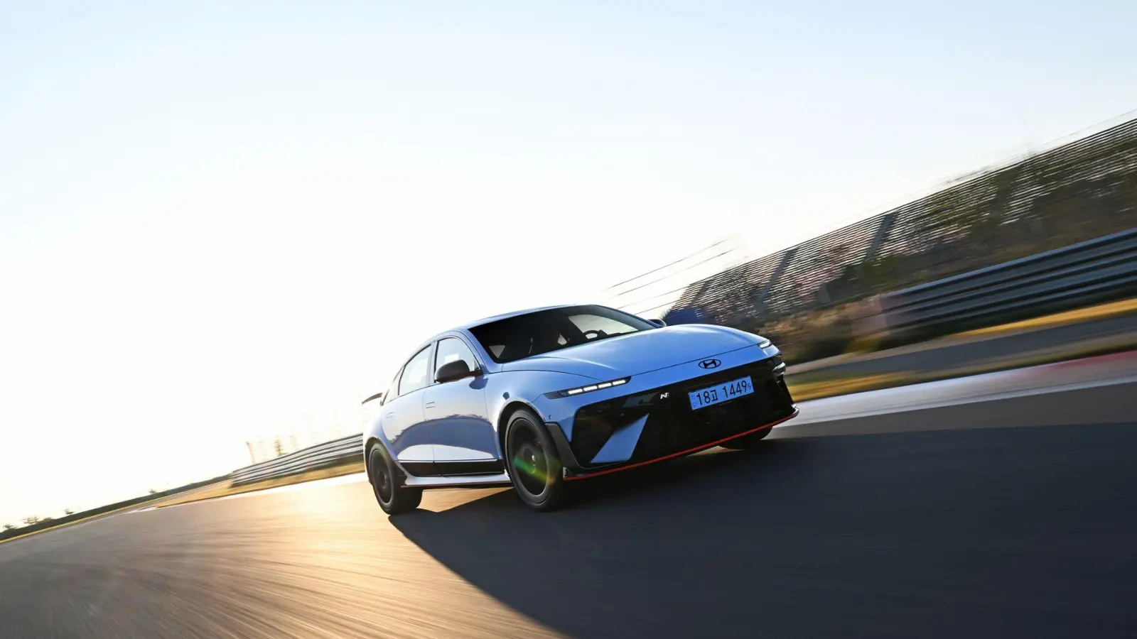 Renner auf (Rund-)Kurs: Auch auf der Rennstrecke fühlt sich der Hyundai Ioniq 6 N spürbar wohl. (Foto: Christian Bittmann/Hyundai/dpa-tmn)