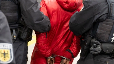 Ziel ist es, Gewaltdelikte zu verhindern, Verdächtige früh zu erkennen und das Sicherheitsgefühl von Reisenden und Bahn-Mitarbeitenden zu stärken. (Archivbild) (Foto: Peter Kneffel/dpa)