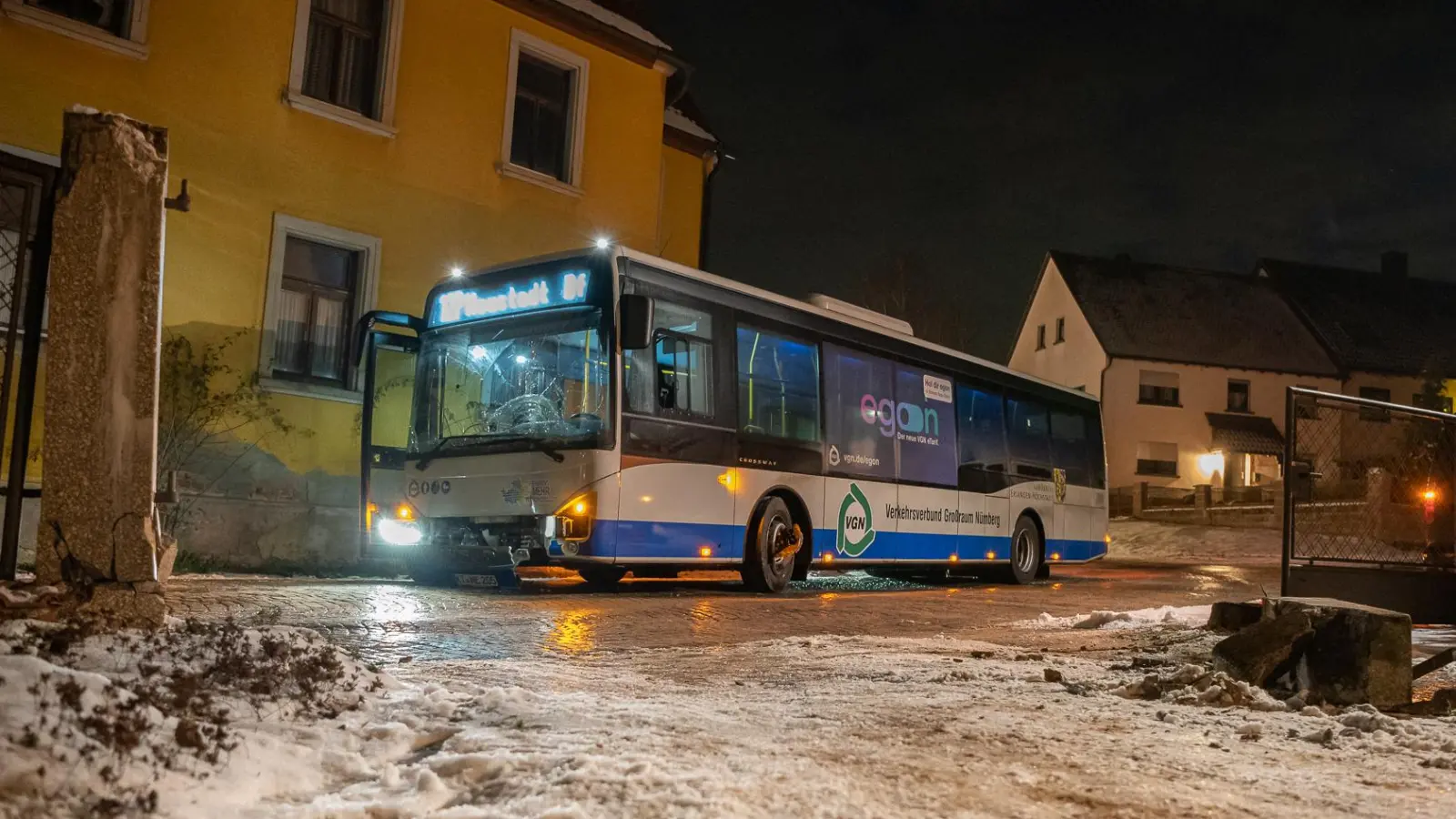 Ein Linienbus ist in Forst gegen ein Hoftor geschlittert und wurde dabei so stark beschädigt, dass er abgeschleppt werden musste.  (Foto:  Mirko Fryska)