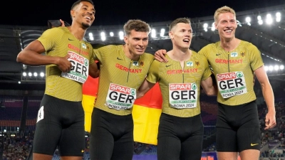 Emil Agyekum, Jean Paul Bredau, Marc Koch und Manuel Sanders (l-r) jubeln nach dem Gewinn der Bronzemedaille. (Foto: Stefano Costantino/AP)