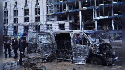 Die russische Armee hat die ukrainische Hauptstadt Kiew erneut mit Raketen angegriffen. (Foto: Efrem Lukatsky/AP/dpa)