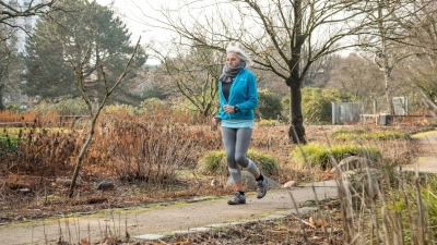 Beim Joggen den Atem künstlich an die Schritte anpassen? Das muss gar nicht sein. (Foto: Christin Klose/dpa-tmn)