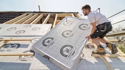 Energie sparen und das Raumklima verbessern: Eine nachträgliche Dämmung des Dachs trägt in älteren Gebäuden wesentlich zu mehr Energieeffizienz bei. (Foto: DJD/Paul Bauder/www.michaelgallner.com)