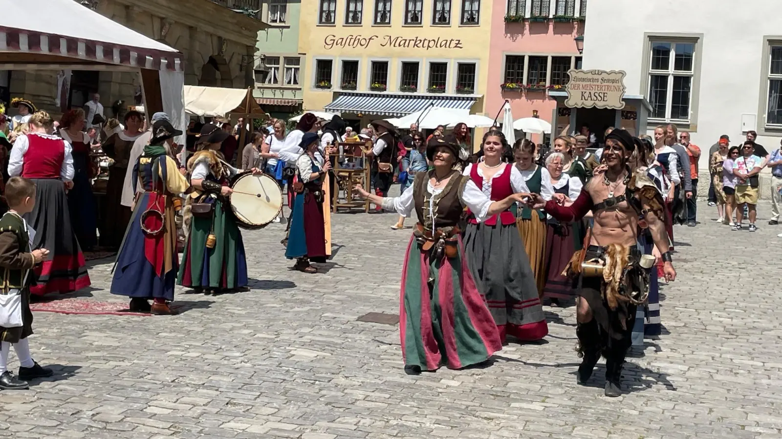 Zweiter Tag bei den Pfingsfestspielen in Rothenburg. Bei bestem Wetter gibt es überall in der Stadt mittelalterliches Treiben zu bewundern. (Foto: Gerhard Krämer)