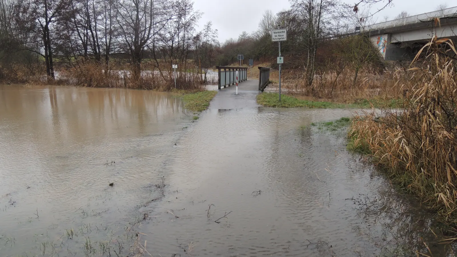 „Land unter” am Samstag im Bereich der Sulzachwiesen in Feuchtwangens Norden unweit der Staatsstraße 1066. (Foto: Peter Zumach)