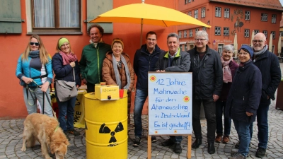 „Kühlwasser“ gab es beim Aktionsbündnis „Dinkelsbühl für den Atomausstieg“ zur Feier der Abschaltung der letzten deutschen Meiler. (Foto: Martina Haas)