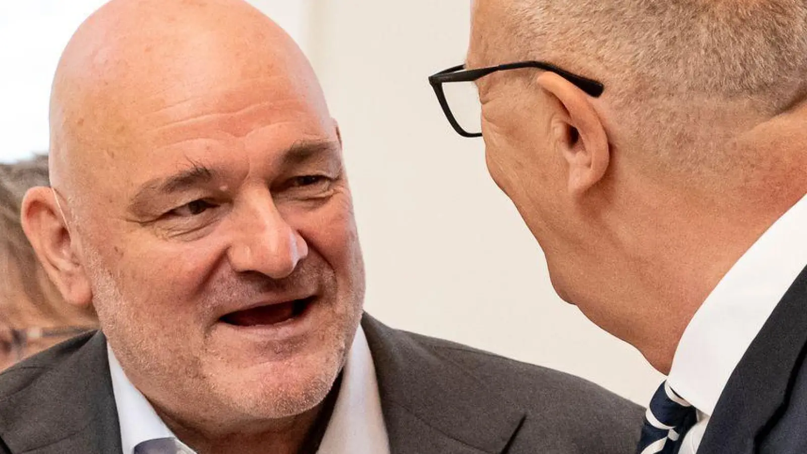  Ministerpräsident Dietmar Woidke (r.) und BSW-Finanzminister Robert Crumbach sind für die Reformdafür, im BSW gibt es mehrheitlich Bedenken. (Archivbild) (Foto: Fabian Sommer/dpa)