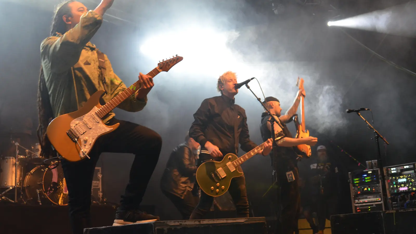 Seid ihr bereit, mit uns vollkommen durchzudrehen?“ fragt Rogers-Frontmann Chri Hoffmeier. Aber klar! (Foto: Yvonne Neckermann)