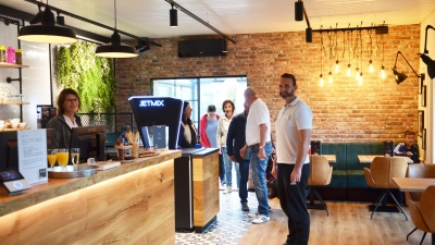 Das neu eingerichtete Bistro soll ein Treffpunkt nicht nur vor oder nach dem Sport werden. Auch Feste können dort gefeiert werden. (Foto: Christa Frühwald)