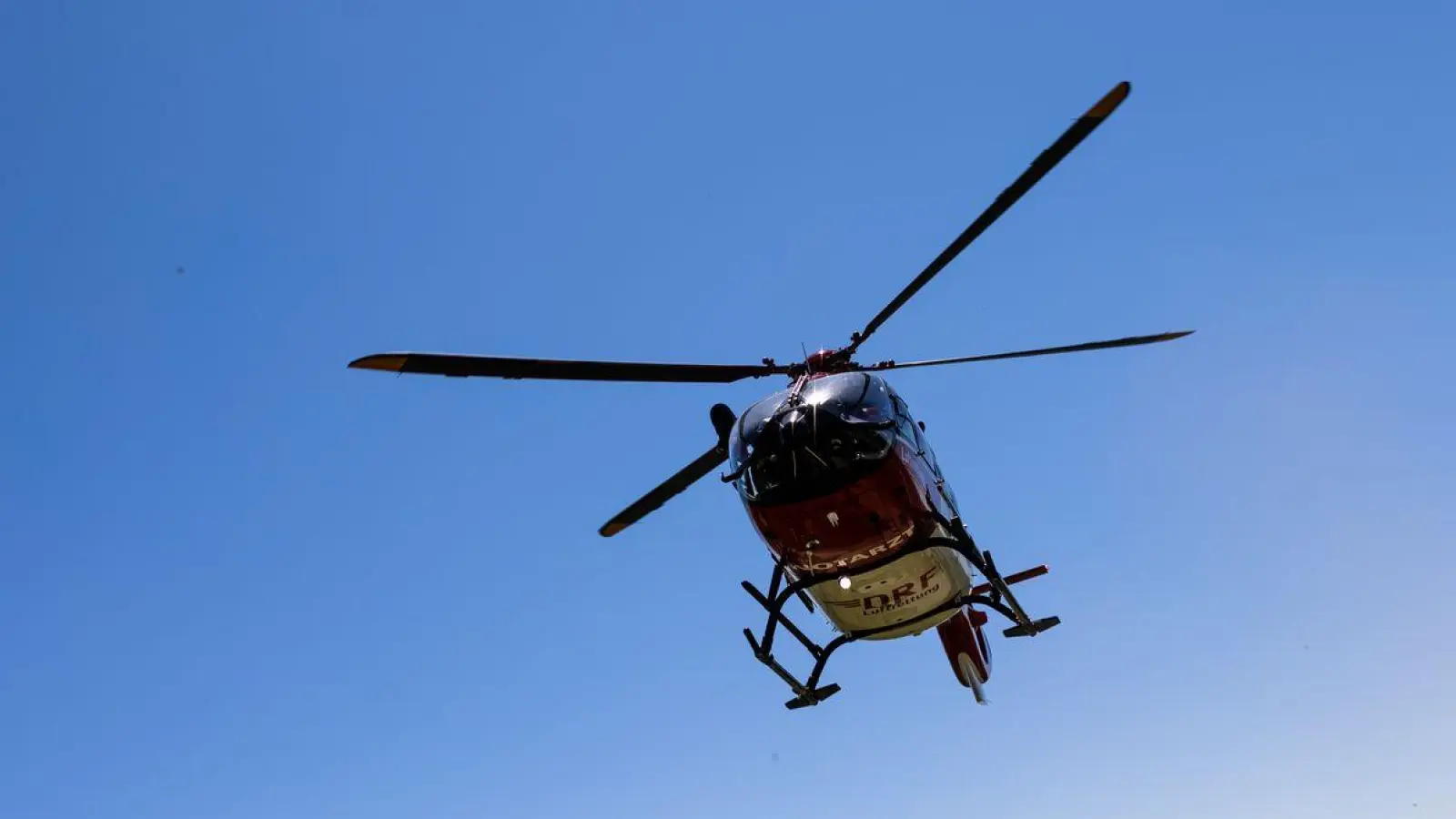 Auch ein Rettungshubschrauber war laut Polizei vorsorglich im Einsatz. (Symbolbild) (Foto: Philipp von Ditfurth/dpa)