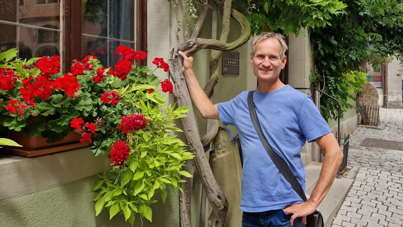 Udo Grunwald ist bereits zum zweiten Mal am Toppler-Theater aktiv. In „Achtsam morden” verkörpert er gleich mehrere, teilweise sehr verschiedene Figuren. (Foto: Leonie Lang)