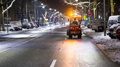 Am Morgen waren Räumfahrzeuge unterwegs.  (Foto: Moritz Frankenberg/dpa)