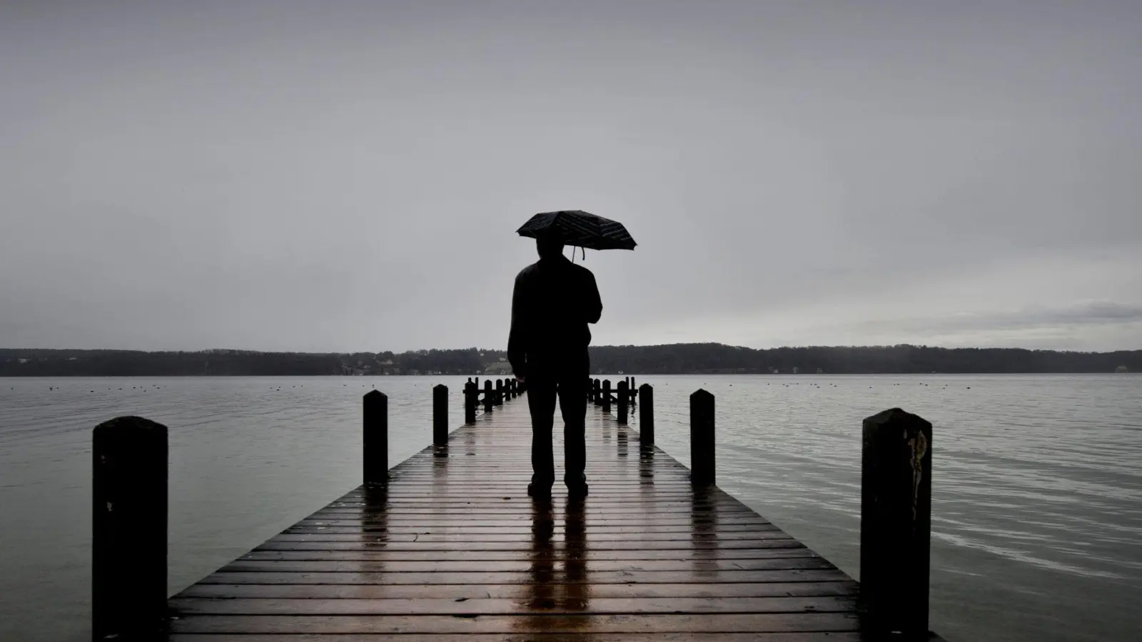 Anhaltende Antriebslosigkeit, Schlafstörungen und sozialer Rückzug zählen zu den häufigsten Frühsymptomen einer Depression und sollten ernst genommen werden. (Foto: Victoria Bonn-Meuser/dpa)