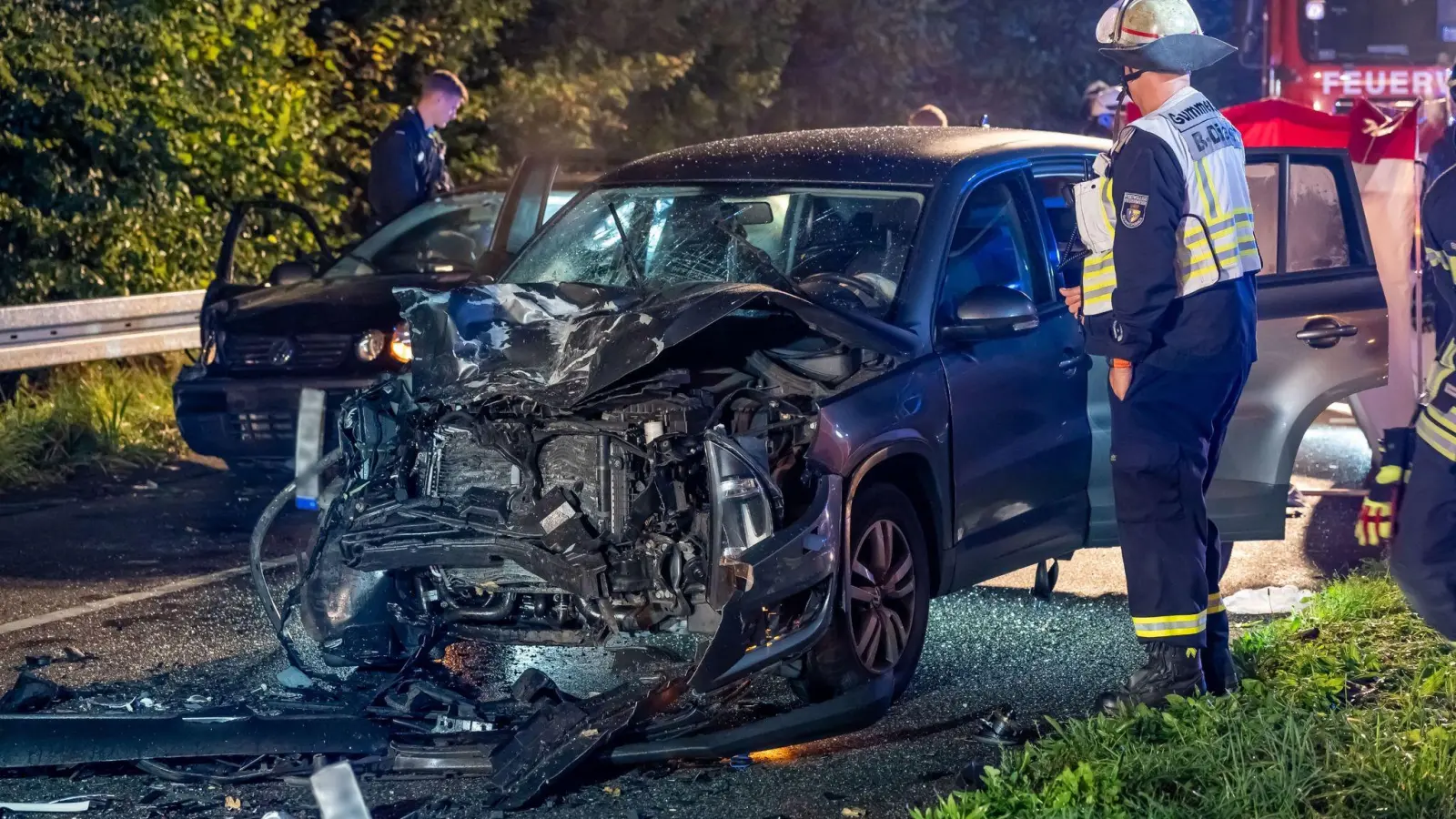 Feuerwehr und Polizei sind an der Unfallstelle in Gummersbach im Einsatz. (Foto: Markus Klümper/dpa)