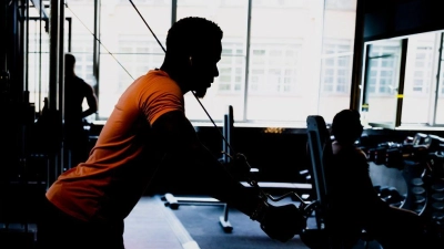 Ein Mann trainiert in einem Fitnessstudio in Berlin. Der Bund der Versicherer (BdV) hält einige Regelungen eines Versicherungstarifs der Generali-Tochter Dialog Lebensversicherungen für intransparent. (Foto: Christoph Soeder/dpa)