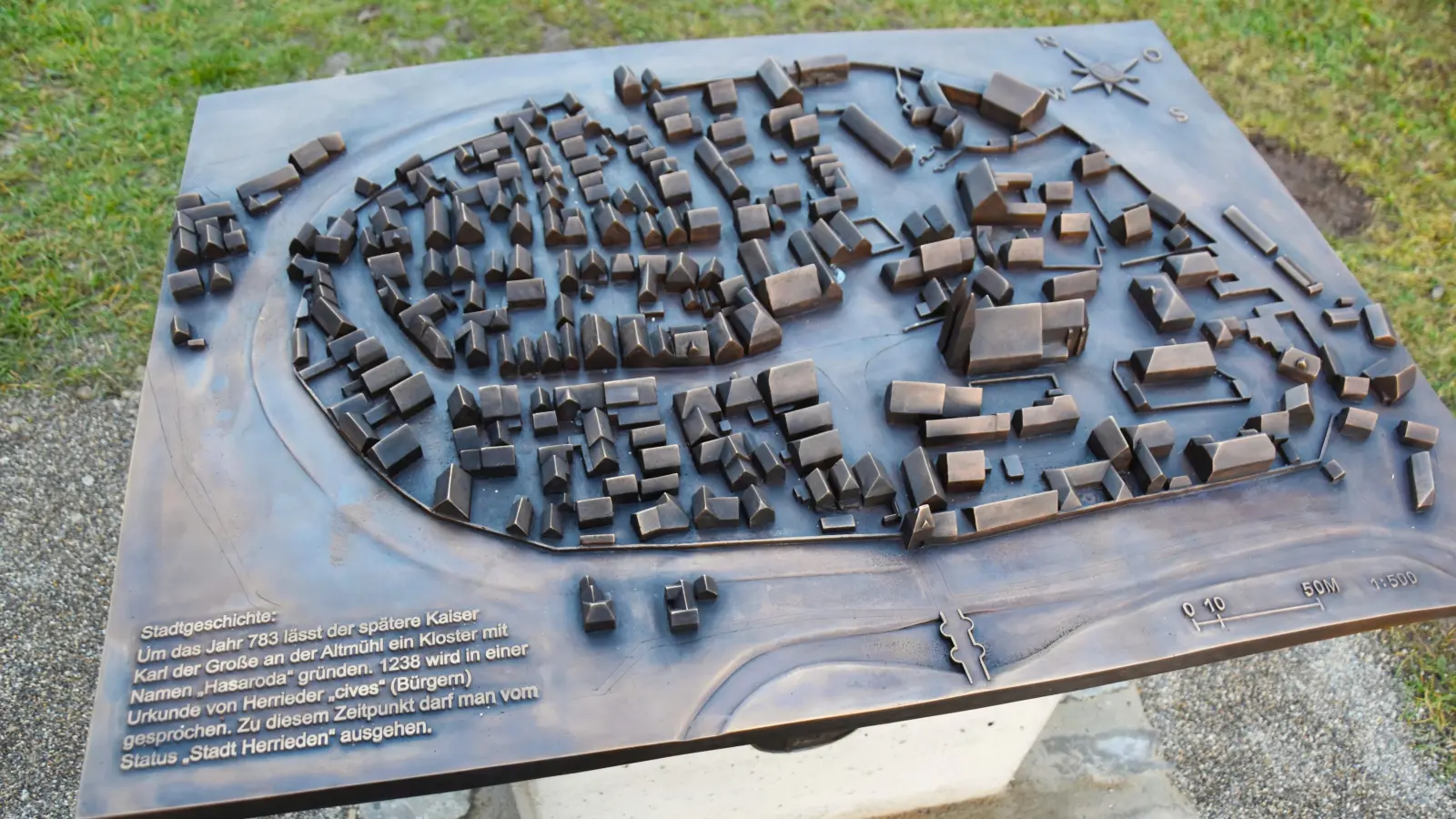 Geschichte in Bronze gegossen: Das Tastmodell für den Kernort Herriedens macht die Stadt auch für seheingeschränkte Menschen erlebbar. (Foto: Werner Wenk)