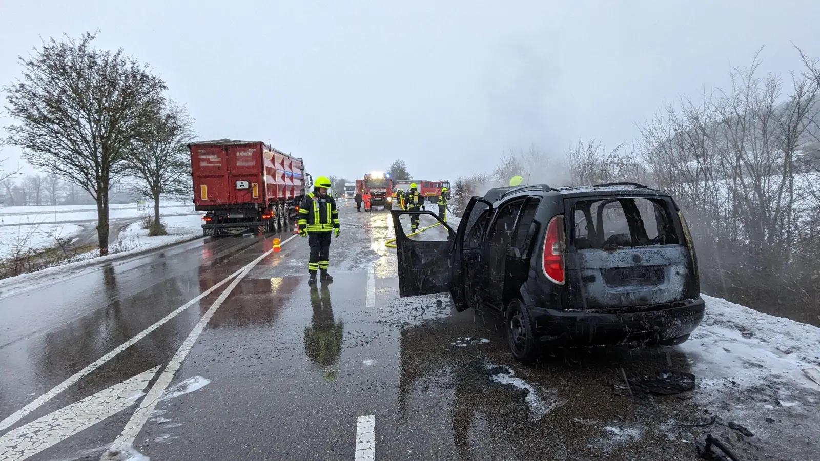 Während der Löscharbeiten war die B13 komplett gesperrt. (Foto: Christoph Tischer/FFW Lehrberg)