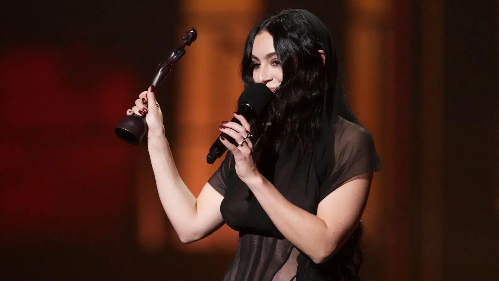 Charli XCX gewann bei den Brit Awards 2025 gleich fünf Preise.  (Foto: Scott A Garfitt/Invision/AP/dpa)