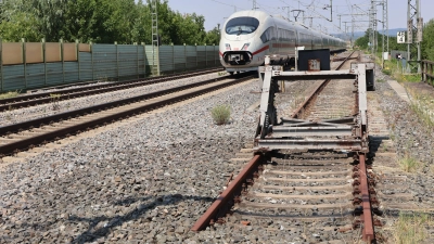 Bei Markt Bibart zweigt von der Bahnhauptstrecke bislang nur ein Abstellgleis ab: Es soll in ein paar Jahren zu einem Überholgleis ausgebaut werden, hieß es im Marktgemeinderat. (Foto: Andreas Reum)