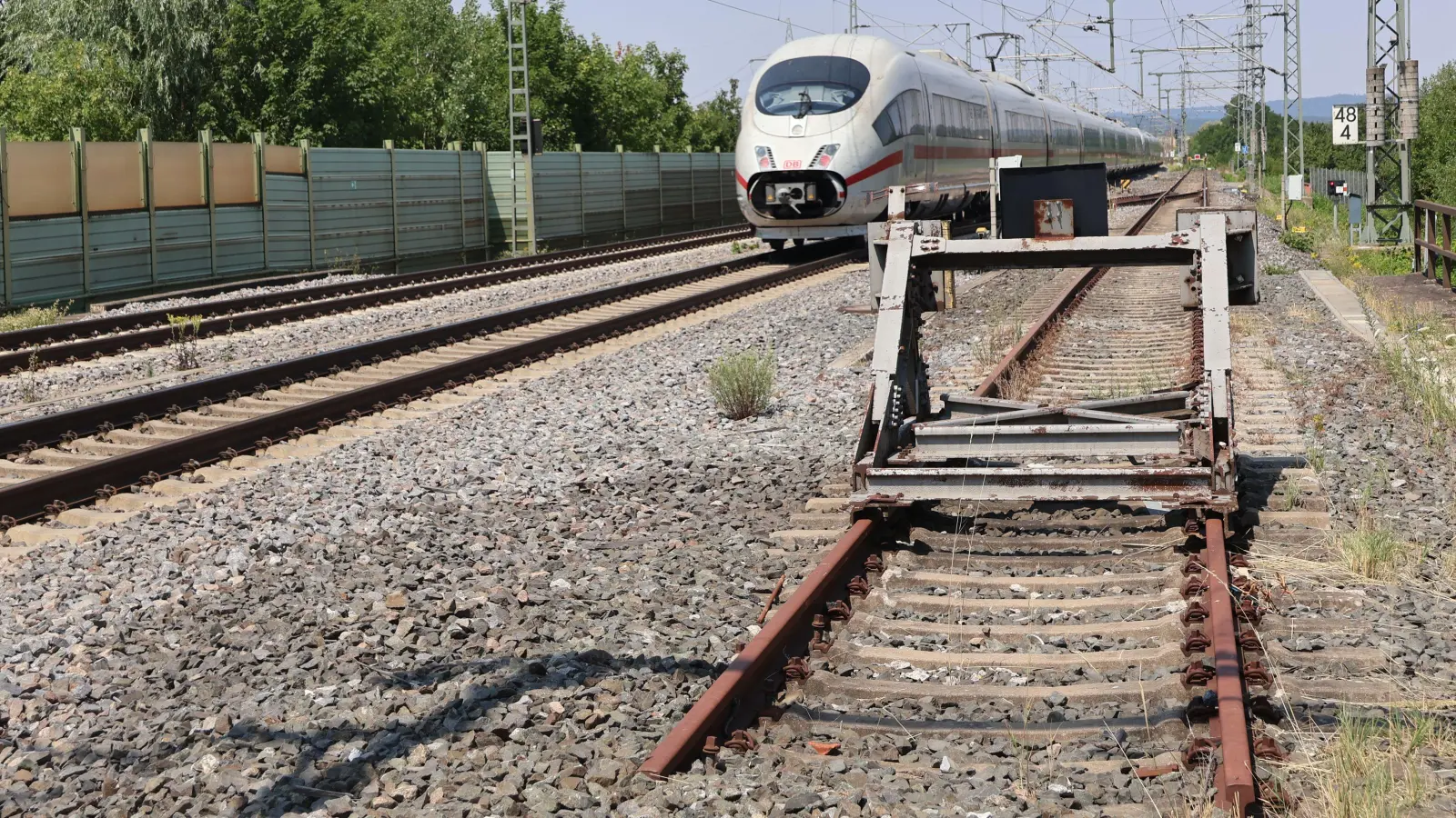 Bei Markt Bibart zweigt von der Bahnhauptstrecke bislang nur ein Abstellgleis ab: Es soll in ein paar Jahren zu einem Überholgleis ausgebaut werden, hieß es im Marktgemeinderat. (Foto: Andreas Reum)