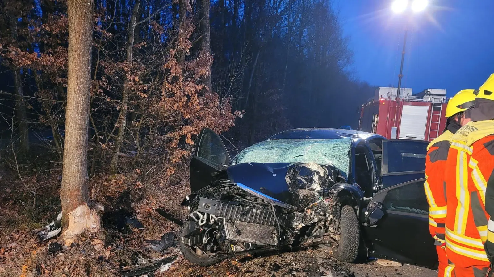 Der Aufprall an einem Baum an der Staatsstraße zwischen Frankfurt und Markt Taschendorf endete für den 64-jährigen Fahrer dieses Autos tödlich. (Foto: Feuerwehr Scheinfeld)