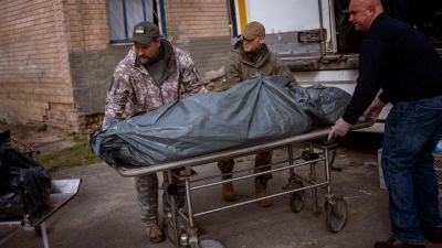 In dem Kiewer Vorort Butscha wurden nach dem Abzug russischer Truppen zahlreiche getötete Zivilisten gefunden. (Foto: Emilio Morenatti/AP/dpa)