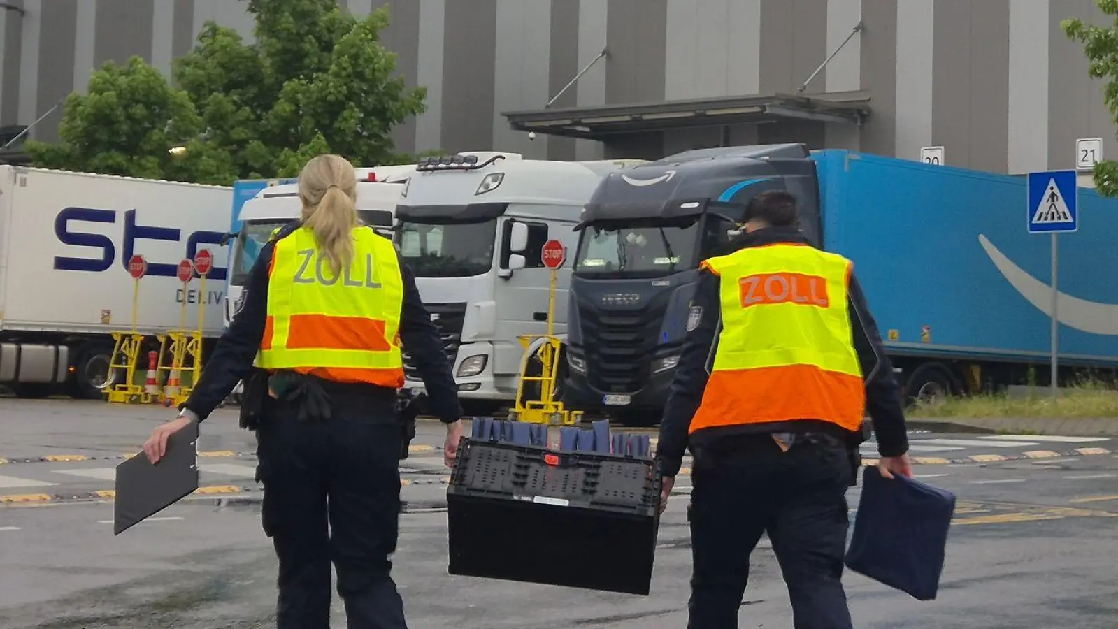 Zöllner wurden am Mittwoch auch an einem Kölner Amazon-Standort vorstellig. (Foto: -/dpa)