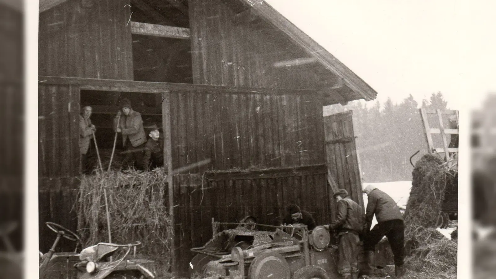 Mitten im Winter wurde Heu aus den Hütten im Inntal gepresst und dann mit dem Zug in den Landkreis Ansbach transportiert, um die Futternot zu lindern. (Foto: Fritz Arnold)
