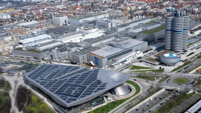 BMW-Stammwerk und Firmenzentrale in München. Bayerns Autoindustrie erging es in den ersten sieben Monaten schlecht. (Archiv) (Foto: Sven Hoppe/dpa)