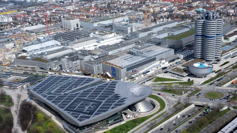 BMW-Stammwerk und Firmenzentrale in München. Bayerns Autoindustrie erging es in den ersten sieben Monaten schlecht. (Archiv) (Foto: Sven Hoppe/dpa)