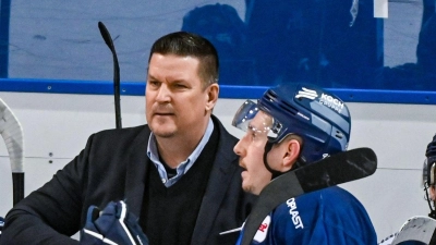 Trainer Tom Pokel von Straubing spricht mit seiner Mannschaft. Pokel bleibt Trainer der Tigers. (Foto: Armin Weigel/dpa)