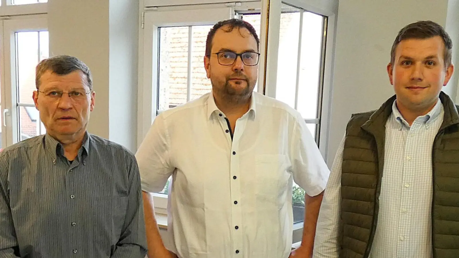 Der neue Steinsfelder Bürgermeister Heinz Dürr (links) mit seinen beiden Stellvertretern, dem zweiten Bürgermeister Dominik Langenbuch (rechts) und dem dritten Bürgermeister Bernd May. (Foto: Karl-Heinz Gisbertz)