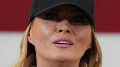 Die First Lady bekam ein Armband aus dem Sturzflut-Gebiet geschenkt. (Foto: Jacquelyn Martin/AP/dpa)