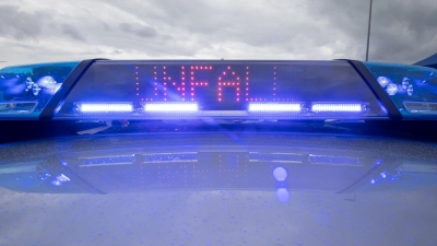 Am Mittwochvormittag ereigneten sich bei Wörnitz zwei Unfälle. Eine Frau erlitt dabei schwere Verletzungen. (Symbolbild: dpa/Daniel Karmann)