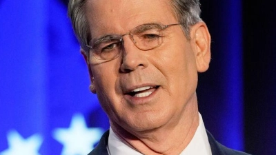 Bessent sprach im USA-House in Davos mit der Presse.  (Foto: Markus Schreiber/AP/dpa)