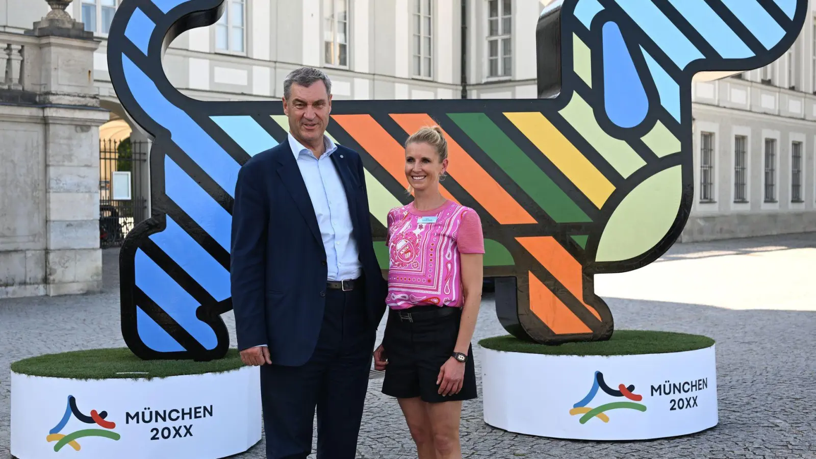 Bayerns Ministerpräsident Markus Söder und Dressur-Olympiasiegerin Jessica von Bredlow-Werndl werben für München. (Foto: Sven Hoppe/dpa)