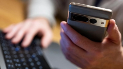 Die Betrüger buchten der 23-Jährigen 2.500 Euro ab. (Symbolbild) (Foto: Monika Skolimowska/dpa)