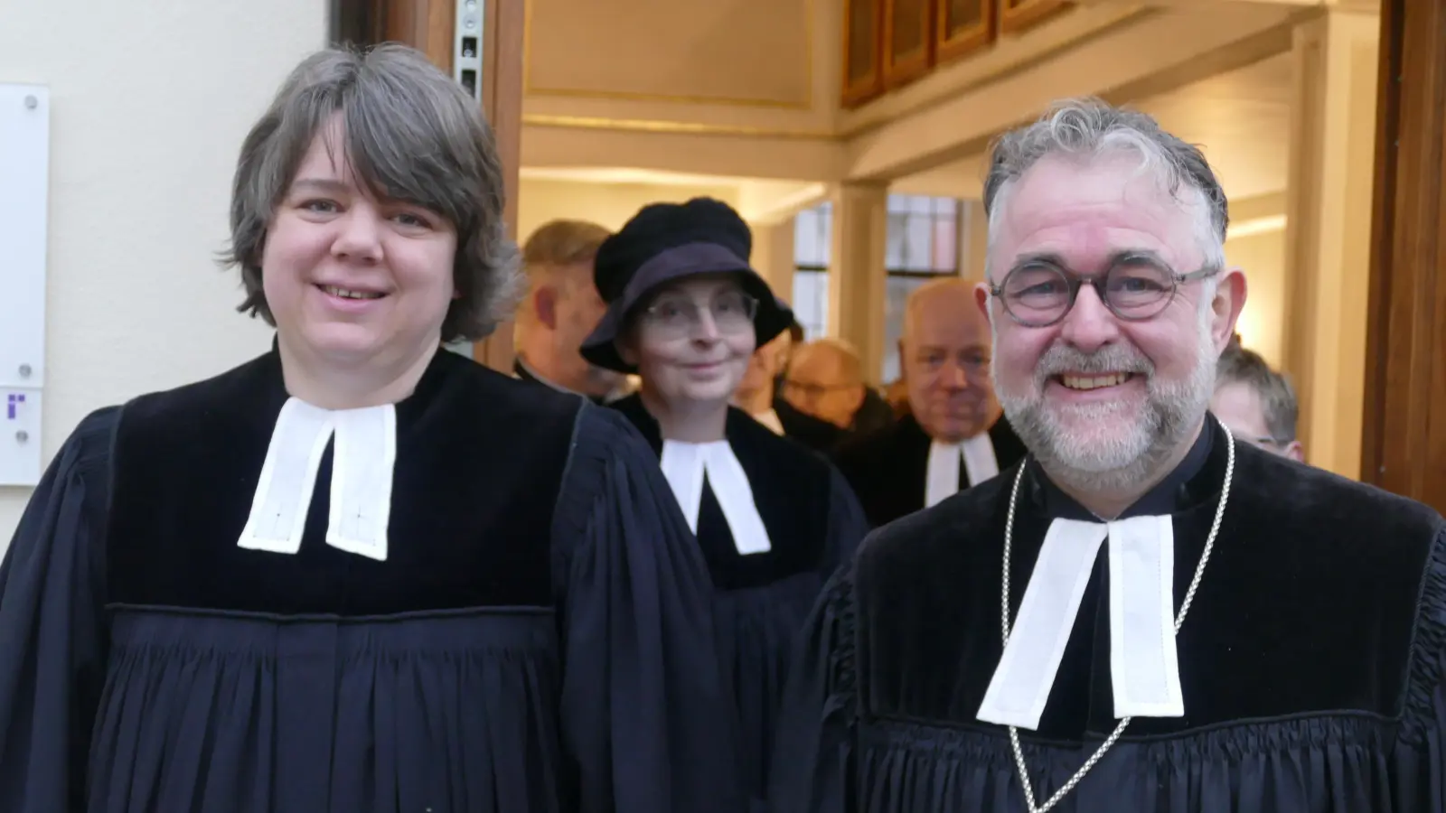 Obernzenns Pfarrerin Julia Schwab (links) wurde offiziell von Dekan Jörg Dittmar mit einem Gottesdienst verabschiedet. (Foto: Helmut Meixner)