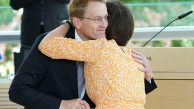 Daniel Günther (CDU), Ministerpräsident von Schleswig-Holsteins, umarmt nach seiner Wiederwahl und Vereidigung im Landtag die Landtagspräsidentin Kristina Herbst (CDU). (Foto: Marcus Brandt/dpa)
