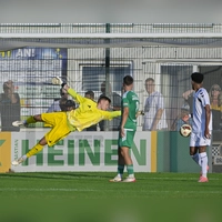 Und wieder schlägt es ein: SpVgg-Torwart Heiko Schiefer kann das 0:2 nicht verhindern. (Foto: Martin Rügner)