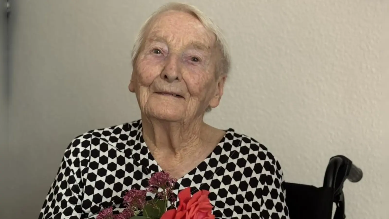 Blumen zum Fest: Karolina Sauer feierte ihren 103. Geburtstag. (Foto: Uwe Hahn)