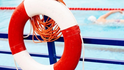 Ein acht Jahre alter Junge ist in einem Freibad aus einem Nichtschwimmerbecken gerettet worden. (Symbolbild) (Foto: Moritz Frankenberg/dpa)