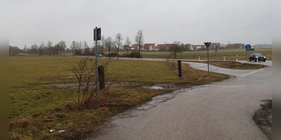 Auf dem rund 3,6 Hektar großen Gelände neben der B25 bei Neustädtlein soll eine Tankstelle entstehen. Das Wohngebiet Grillenbuck soll durch Auflagen im Bebauungsplan vor Lärm geschützt werden. (Foto: Martina Haas)