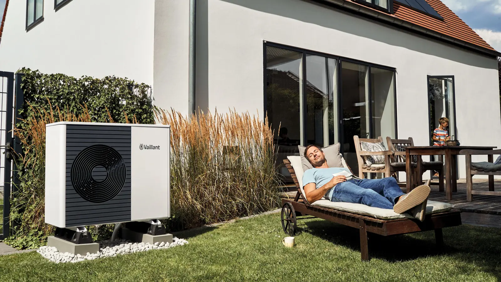 Entspannt zurücklehnen und von Einsparungen bei den Heizkosten profitieren: Moderne Energiemanagementsysteme für die Wärmepumpe machen es möglich. (Foto: DJD/www.vaillant.de)